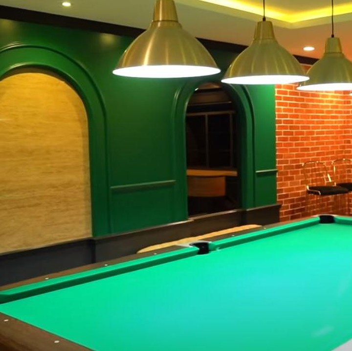<p>Area kamar Prilly juga dilengkapi dengan lemari besar untuk menyimpan tas maupun sepatu dan berbagai perhiasannya. (Foto: YouTube Boy William)</p>