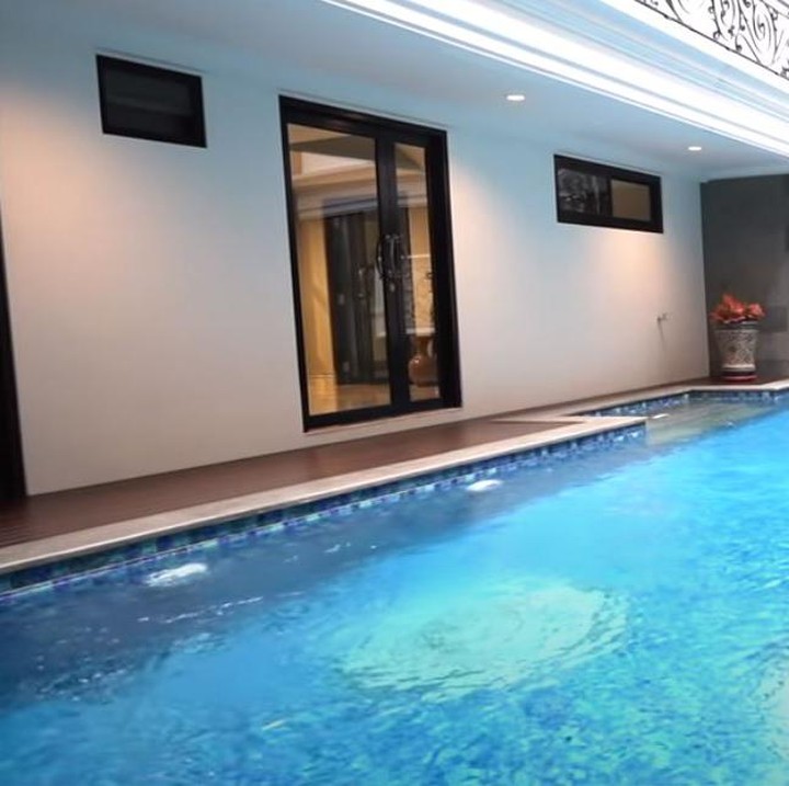 <p>Seperti kebanyakan rumah mewah lainnya, rumah mewah Prilly pun dilengkapi dengan kolam renang. (Foto: YouTube Boy William)</p>