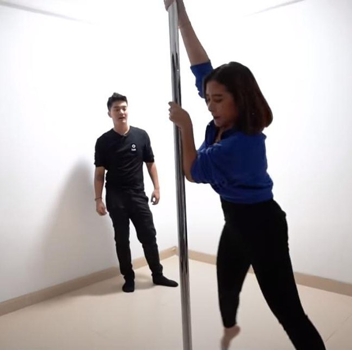 <p>Karena suka bermain pole dance, Prilly pun menyediakan ruangan khusus untuk pole dance. (Foto: YouTube Boy William)</p>