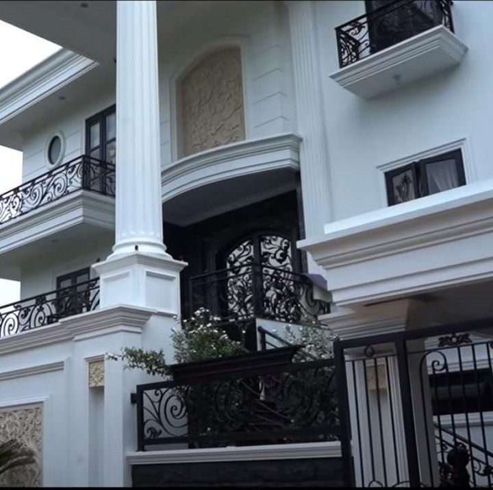 <p>Rumah besar Prilly Latuconsina bak hote mewah nih, Bunda. Mulai dari sofa, meja hingga karpet di ruangan ini di custom sendiri lho. Kata Prilly ruangan tamu ini tujuannya seperti lobby hotel. (Foto: YouTube Boy William)</p>