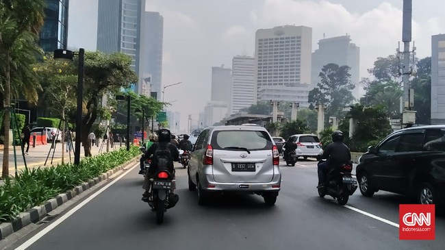Sejumlah ruas jalan di DKI Jakarta dipadati kendaraan bermotor pada hari kedua pembukaan perkantoran saat pelaksanaan pembatasan sosial berskala besar (PSBB) transisi di Ibu Kota, Selasa (9/6)