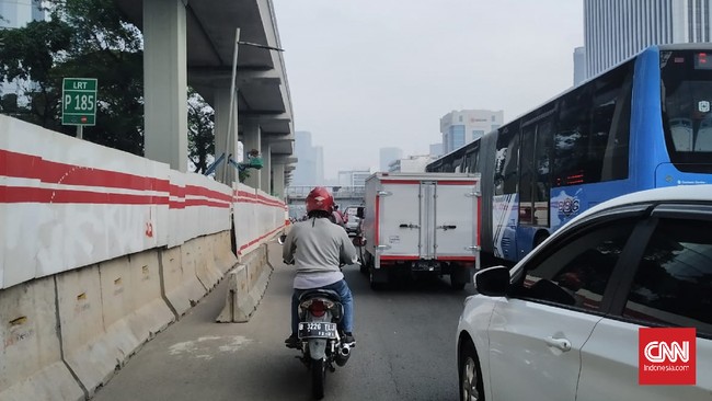 Sejumlah ruas jalan di DKI Jakarta dipadati kendaraan bermotor pada hari kedua pembukaan perkantoran saat pelaksanaan pembatasan sosial berskala besar (PSBB) transisi di Ibu Kota, Selasa (9/6)