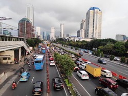 Ruas Tol Cawang Arah Semanggi Padat Akibat Volume Kendaraan