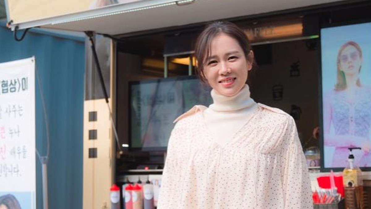 Son Ye Jin Jadi Wanita Tercantik di Dunia Kerap Berpose di depan Food Truck
