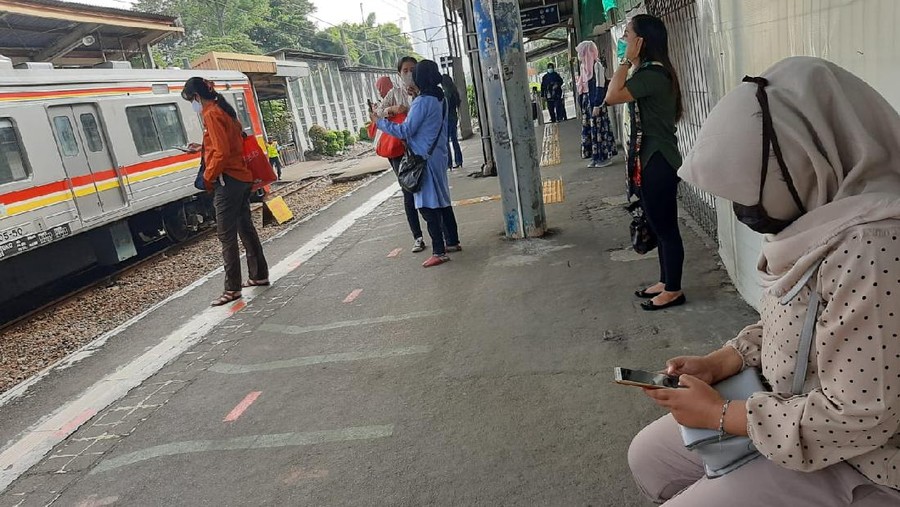 Stasiun Pondok Cina Tak Terlalu Ramai Pagi Ini, Penumpang Jaga Jarak