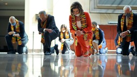 Ketua DPR AS Nancy Pelosi Berlutut Hormati George Floyd
