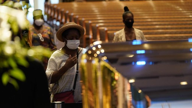 HOUSTON, TEXAS - JUNE 08: Mourners pass the casket bearing the remains of George Floyd during a public visitation at the Fountain of Praise church June 8, 2020 in Houston, Texas. Floyd died after being restrained by Minneapolis police officers on May 25.   David J. Phillip-Pool/Getty Images/AFP
