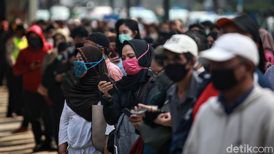 Warga mengantri rapid test Corona di depan stasiun Sudirman atau tepatnya di Terowongan Kendal, Menteng, Jakarta Pusat, Rabu (10/6/2020). Test gratis yang digelar oleh BNPB dan Kemenkes  yang dilakukan sejak Senin lalu berlangsunh hngga hari ini. Antrian terlihat sebelum rapid test dimulai yakni pukul 09.00 WIB.