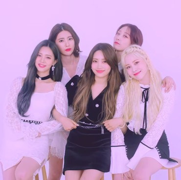 Lirik Lagu Hug U - DIA