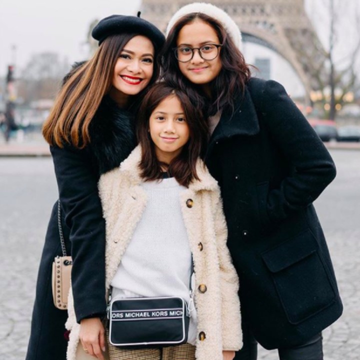 Echa dan Otto memiliki dua putri yang cantik-cantik, Aiska Vairana (lahir 20 September 2004) dan Talulla Malaika (lahir 21 April 2008). Meski kedua anaknya sudah remaja, Ersa Mayori masih terlihat awet muda ya, Bunda. [Foto: Instagram @ersamayori]