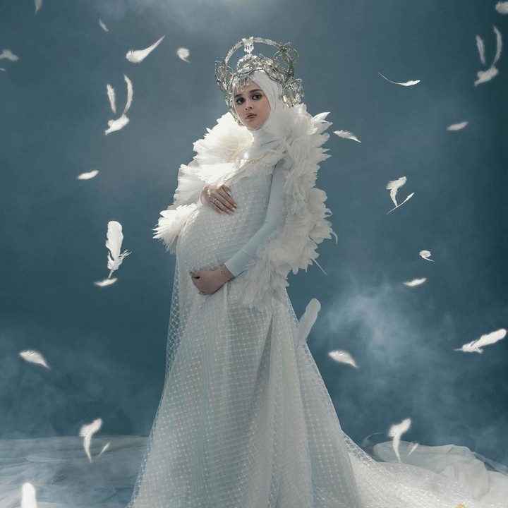 <p>Foto kehamilannya kali ini bertema malaikat pelindung, Cut Meyriska mengenakan hairpiece cantik dan mengenakan sayap layaknya malaikat. (Foto: Instagram @fdphotography90)</p>