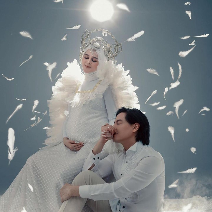 <p>Didampingi Roger Danuarta, Cut Meyriska tampil berpakaian serba biru muda. (Foto: Instagram @fdphotography90)</p>