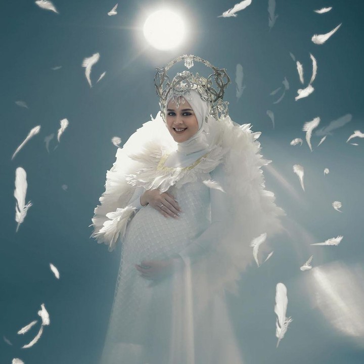 <p>Cut Meyriska kini sudah memasuki usia kehamilan 8 bulan. Ia baru-baru ini melakukan sesi foto kehamilan bersama fotografer Fandy Susanto. (Foto: Instagram @fdphotography90)</p>