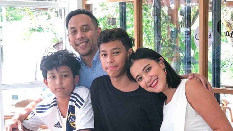 Keluarga Sophie Navita dan Pongki Barata