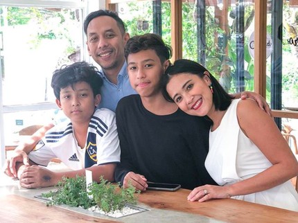 Cara Sophie Navita Mendidik 2 ABG yang Kadang Suka Melawan