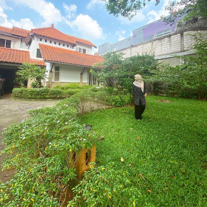 <p>"Mama & rumah kenangan" #masyallahtabarakallah #forsale," tulis Bella dalam captionnya di Instagram. (Foto: Instagram @laudyacynthiabella)</p>