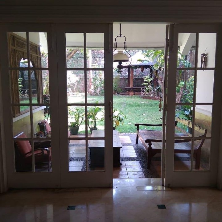 <p>Rumah Laudya Cynthia Bella yang berada di Ciganjur, Jakarta Selatan, tersebut sangat asri, Bunda. (Foto: Instagram @getyourhomehere)</p>