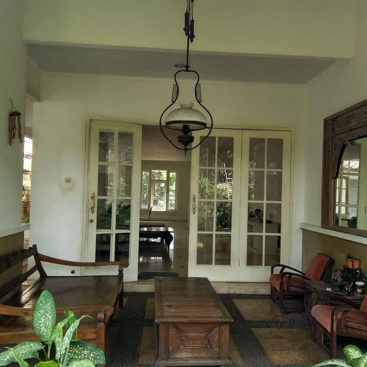 <p>Ini penampakan bagian depan rumah Bella dengan desain yang terkesan vintage. (Foto: Instagram @getyourhomehere)</p>