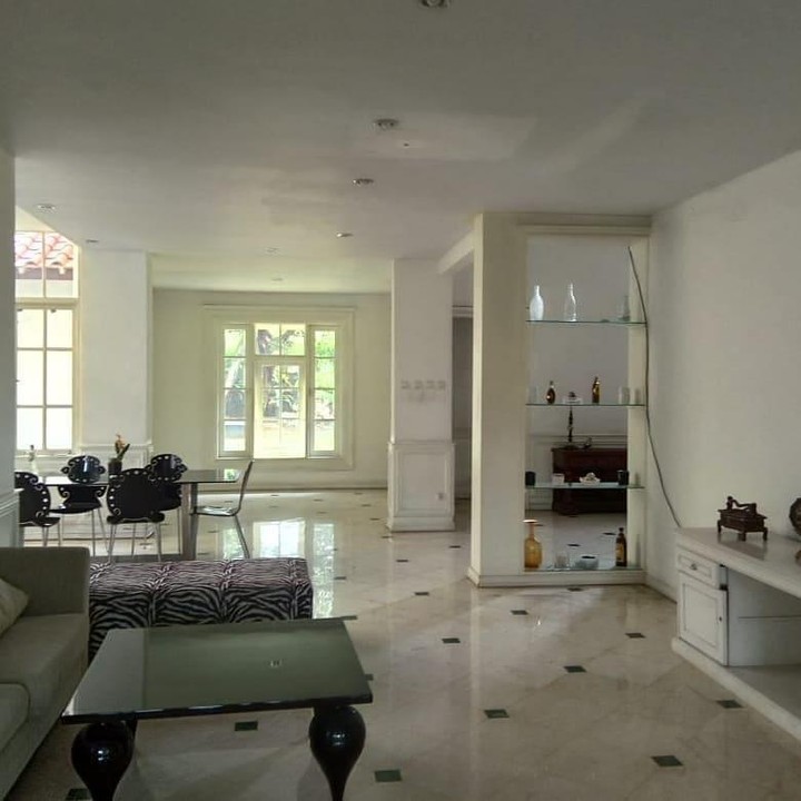 <p>Salah satu bagian dalam rumah Laudya Cynthia Bella, sangat luas ya, Bunda. (Foto: Instagram @getyourhomehere)</p>