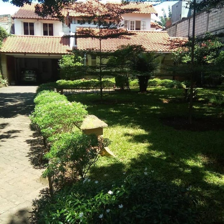 <p>Halaman depan yang luas dan dipenuhi dengan rimbun tanaman ini membuat rumah Bella terlihat sangat sejuk. (Foto: Instagram @getyourhomehere)</p>