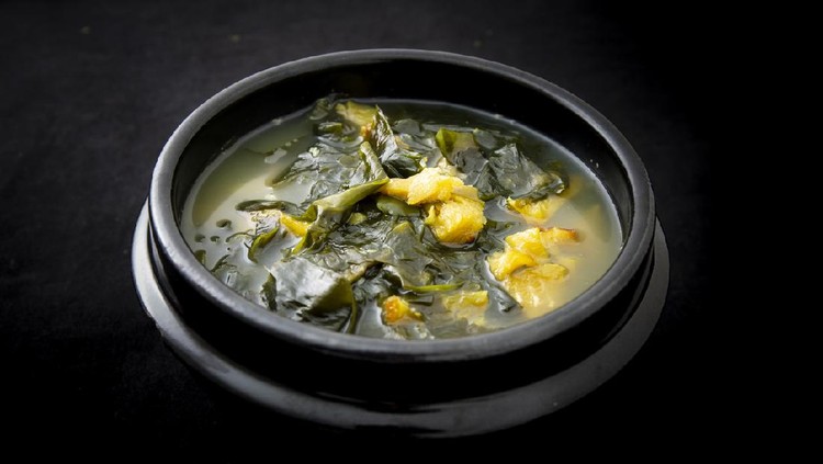 Fresh Seaweed Soup with dried pollack, Hwangtae Miyeok-guk
