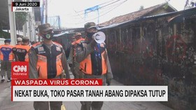 VIDEO: Nekat Buka, Toko Pasar Tanah Abang Dipaksa Tutup