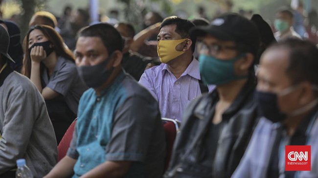 Warga antre mengurus perpanjangan Surat Ijin Mengemudi (SIM) di layanan SIM keliling di Kawasan Masjid Agung At-Tin, Jakarta, Rabu, 10 Juni 2020. Untuk menghindari antrean panjang, pihak Satlantas membatasi jumlah layanan perpanjangan SIM, yakni sebanyak 300 orang per hari, dan dibagi menjadi 3 gelombang. CNN Indonesia/Bisma Septalisma