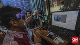Pelayanan SIM Keliling Kala Pandemi Warga antre mengurus perpanjangan Surat Ijin Mengemudi (SIM) di layanan SIM keliling di Kawasan Masjid Agung At-Tin, Jakarta, Rabu, 10 Juni 2020. Untuk menghindari antrean panjang, pihak Satlantas membatasi jumlah layanan perpanjangan SIM, yakni sebanyak 300 orang per hari, dan dibagi menjadi 3 gelombang. CNN Indonesia/Bisma Septalisma