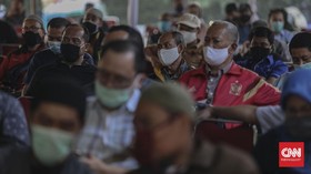 Warga Antre Perpanjang SIM di Polres Jaksel Sejak Subuh