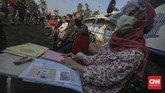 Pelayanan SIM Keliling Kala Pandemi Warga antre mengurus perpanjangan Surat Ijin Mengemudi (SIM) di layanan SIM keliling di Kawasan Masjid Agung At-Tin, Jakarta, Rabu, 10 Juni 2020. Untuk menghindari antrean panjang, pihak Satlantas membatasi jumlah layanan perpanjangan SIM, yakni sebanyak 300 orang per hari, dan dibagi menjadi 3 gelombang. CNN Indonesia/Bisma Septalisma