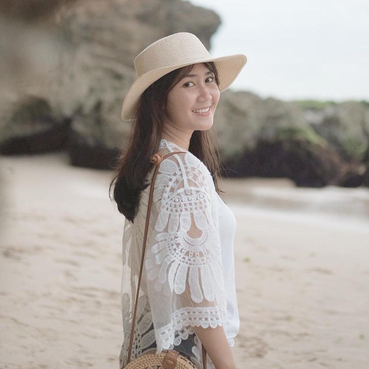 <p>Jika ditelusuri di akun Instagram-nya, penjual gorengan cantik yang viral ini juga buka usaha laundry. (Foto: Instagram @yossykartikaas)</p>