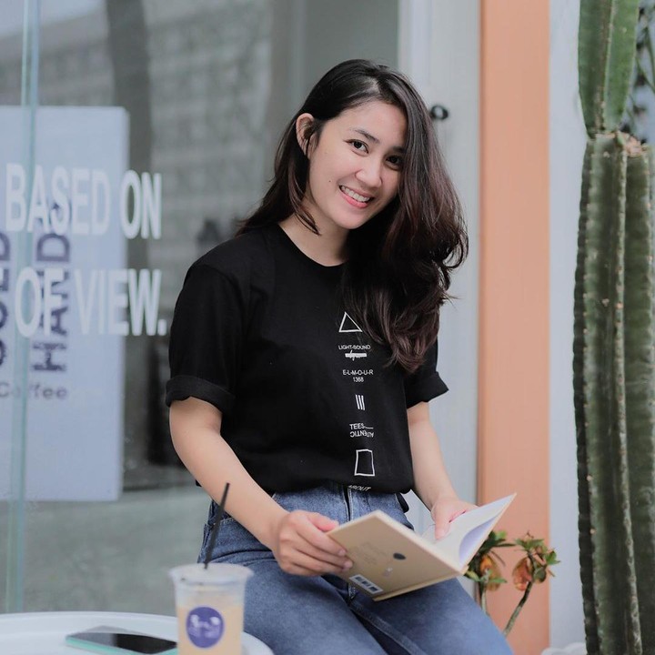 <p>Bakul jualan Yossy itu diberi nama Gorengan Cah Ayu. Wah, namanya sesuai ya, Bunda? (Foto: Instagram @yossykartikaas)</p>