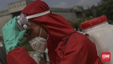 Penyemprotan Disinfektan di TMII Petugas pemadam kebakaran dan penyelamatan DKI Jakarta menyemprotkan disinfektan di Taman Mini Indonesia Indah (TMII), Jakarta, Rabu, 10 Juni 2020. Penyemprotan tersebut sebagai upaya mencegah penyebaran virus corona (COVID-19) di tempat wisata jika nantinya kembali dibuka untuk umum saat pemberlakuan tatanan hidup normal baru (new normal). CNN Indonesia/Bisma Septalisma