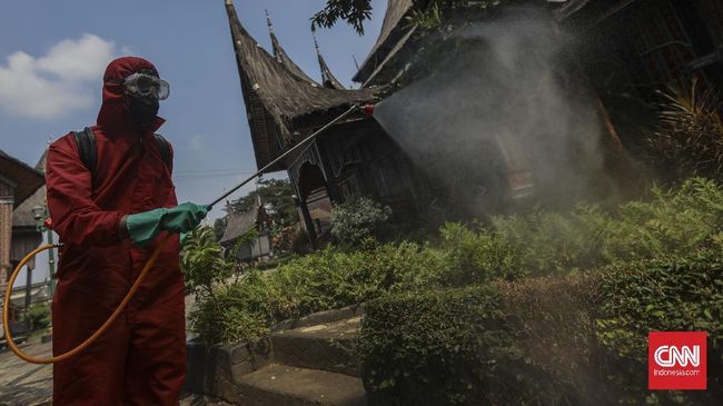 Petugas pemadam kebakaran dan penyelamatan DKI Jakarta menyemprotkan disinfektan di Taman Mini Indonesia Indah (TMII), Jakarta, Rabu, 10 Juni 2020. Penyemprotan tersebut sebagai upaya mencegah penyebaran virus corona (COVID-19) di tempat wisata jika nantinya kembali dibuka untuk umum saat pemberlakuan tatanan hidup normal baru (new normal). CNN Indonesia/Bisma Septalisma