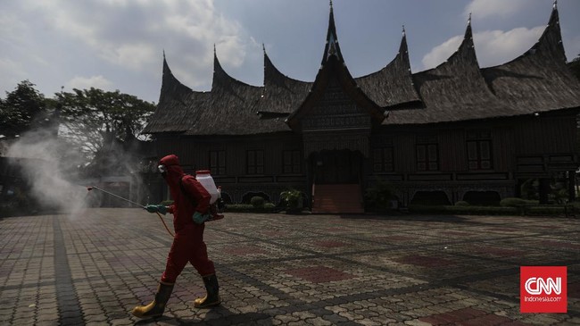 Petugas pemadam kebakaran dan penyelamatan DKI Jakarta menyemprotkan disinfektan di Taman Mini Indonesia Indah (TMII), Jakarta, Rabu, 10 Juni 2020. Penyemprotan tersebut sebagai upaya mencegah penyebaran virus corona (COVID-19) di tempat wisata jika nantinya kembali dibuka untuk umum saat pemberlakuan tatanan hidup normal baru (new normal). CNN Indonesia/Bisma Septalisma