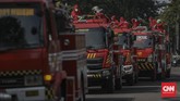 Penyemprotan Disinfektan di TMII Petugas pemadam kebakaran dan penyelamatan DKI Jakarta menyemprotkan disinfektan di Taman Mini Indonesia Indah (TMII), Jakarta, Rabu, 10 Juni 2020. Penyemprotan tersebut sebagai upaya mencegah penyebaran virus corona (COVID-19) di tempat wisata jika nantinya kembali dibuka untuk umum saat pemberlakuan tatanan hidup normal baru (new normal). CNN Indonesia/Bisma Septalisma