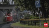 Penyemprotan Disinfektan di TMII Petugas pemadam kebakaran dan penyelamatan DKI Jakarta menyemprotkan disinfektan di Taman Mini Indonesia Indah (TMII), Jakarta, Rabu, 10 Juni 2020. Penyemprotan tersebut sebagai upaya mencegah penyebaran virus corona (COVID-19) di tempat wisata jika nantinya kembali dibuka untuk umum saat pemberlakuan tatanan hidup normal baru (new normal). CNN Indonesia/Bisma Septalisma