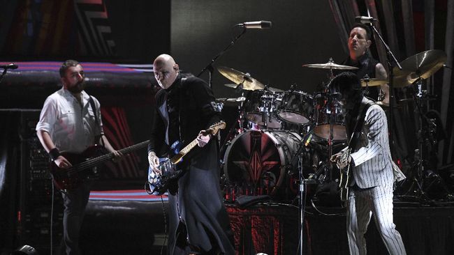Band Smashing Pumpkins merilis dua single sekaligus bertajuk Anno Santana dan Birch Grove jelang perilisan album terbaru.