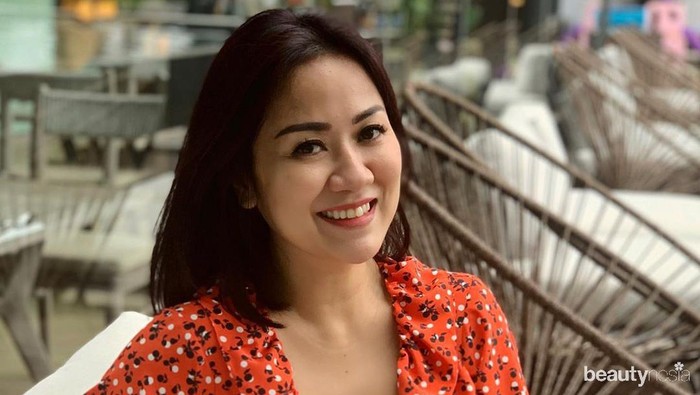 6 Inspirasi Fashion Tante Ernie, Tampil Modis Bak ABG