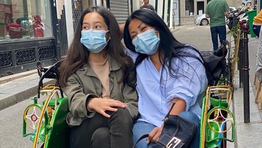 img-title Naik Becak di Paris, Penampilan Putri Anggun C Sasmi Bikin Pangling