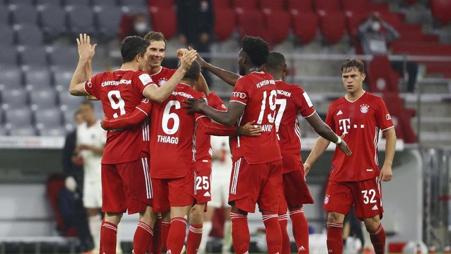 Bayern Munich's Robert Lewandowski celebrates scoring their second goal with teammates during the German soccer cup semi-final match between Bayern Munich and Eintracht Frankfurt in Munich, Germany, Wednesday, June 10, 2020. (Kai Pfaffenbach/Pool via AP)