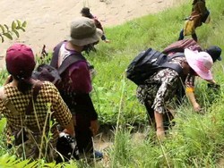 Siswa Pedalaman Tak Bisa Ujian Online, Guru SD di Sulbar Jalan Kaki Antar Soal