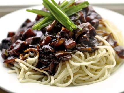 Resep Jajangmyeon, Mi Saus Hitam Khas Korea yang Menggugah Selera