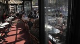 Kafe di Paris Kembali Buka People sit on the Cafe de Flore terrace in Paris, Tuesday, June 2, 2020. Local Parisians are savoring their cafe au lait and croissants at the Left Bank's famed Cafe de Flore, or on the cobbled streets of the ancient Le Marais for the first time in almost three months. As virus confinement measures were relaxed Tuesday, cafes around France were allowed to reopen. (AP Photo/Christophe Ena)
