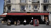 Kafe di Paris Kembali Buka People sit on the terrace of a cafe in Paris, Tuesday, June 2, 2020. Parisians who have been cooped up for months with take-out food and coffee will be able to savor their steaks tartare in the fresh air and cobbled streets of the City of Light once more, albeit in smaller numbers. (AP Photo/Christophe Ena)