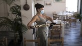 Kafe di Paris Kembali Buka A waitress wearing a face mask to protect against coronavirus carries out a plate of fish to serve at a seafood restaurant in Marseille, southern France, Tuesday, June 2, 2020. The French way of life resumes Tuesday with most virus-related restrictions easing as the country prepares for the summer holiday season amid the pandemic. (AP Photo/Daniel Cole)
