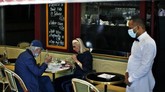 Kafe di Paris Kembali Buka People sit on the terrace of a cafe in Paris, Tuesday, June 2, 2020. Paris City Hall authorized the reopening of outside seating areas but indoor tables remain closed to customers until at least June 22. (AP Photo/Thibault Camus)