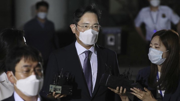 Lee Jae-yong Samsung Electronics Vice Chairman Lee Jae-yong, center, leaves the district court in Seoul, South Korea, for a detention center, Monday, June 8, 2020. Lee arrived in court on Monday as the court decides if he should be arrested for possible involvement in alleged merger and accounting fraud. (Park Dong-joo/Yonhap via AP)
