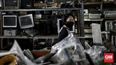 Mal Rongsok Tetap Normal Mal Rongsok tetap buka saat PSBB dan New Normal saat ini di kota depok. Pengunjung yang datang tetap menerapkan protokol kesehatan hadapi virus Corona. Depok. Kamis (11/6/2020).CNN Indonesia/Andry Novelino