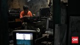 Mal Rongsok Tetap Normal Mal Rongsok tetap buka saat PSBB dan New Normal saat ini di kota depok. Pengunjung yang datang tetap menerapkan protokol kesehatan hadapi virus Corona. Depok. Kamis (11/6/2020).CNN Indonesia/Andry Novelino